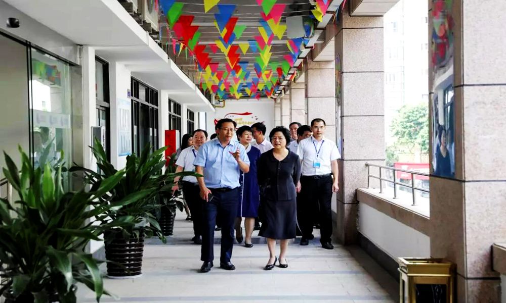 广西区政协副主席工商联主席磨长英到广西锦绣前程公司调研