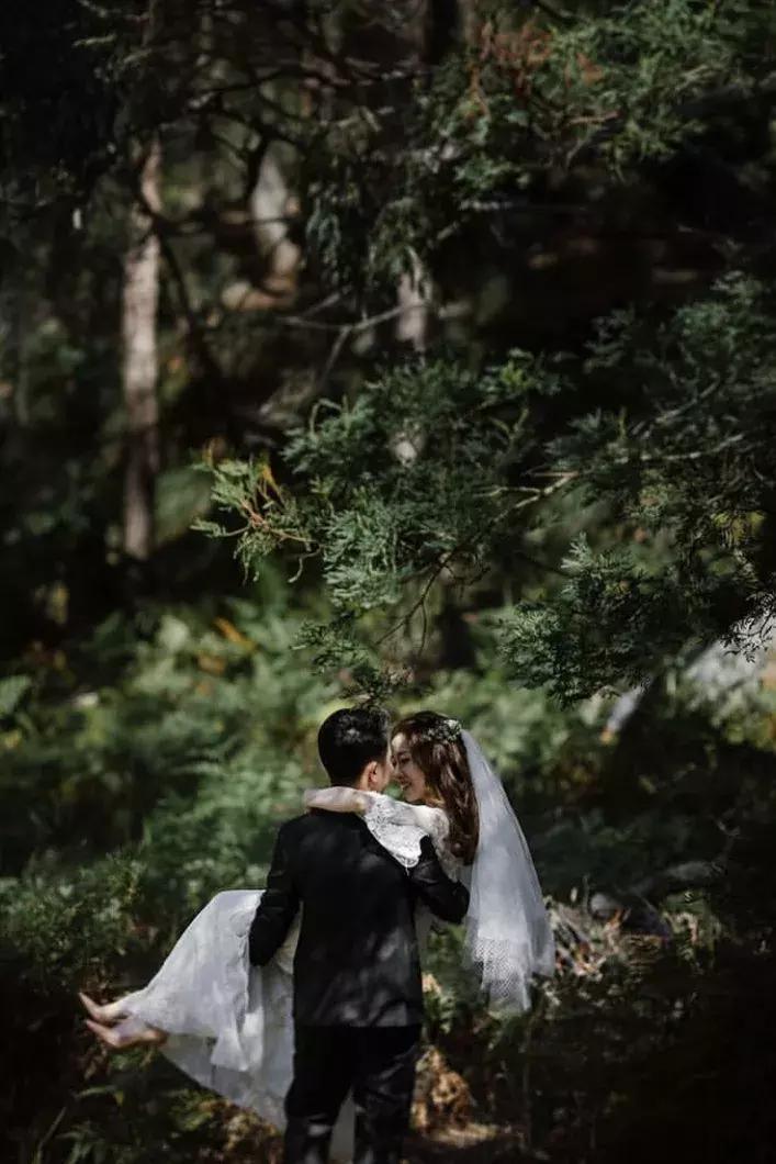 小个子拍婚纱照能拍出高级感,婚纱照拍摄怎么摆姿势更上镜