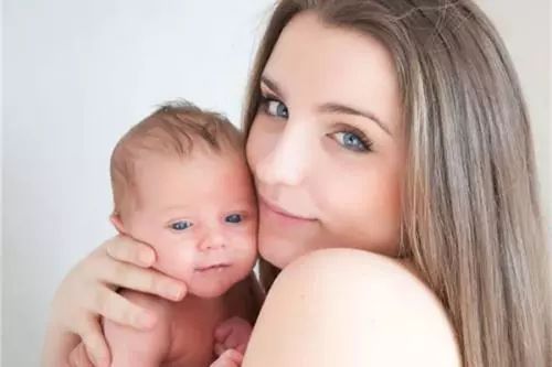 宝宝吃奶后经常吐奶是怎么回事,婴儿吃奶以后吐奶应该怎么办