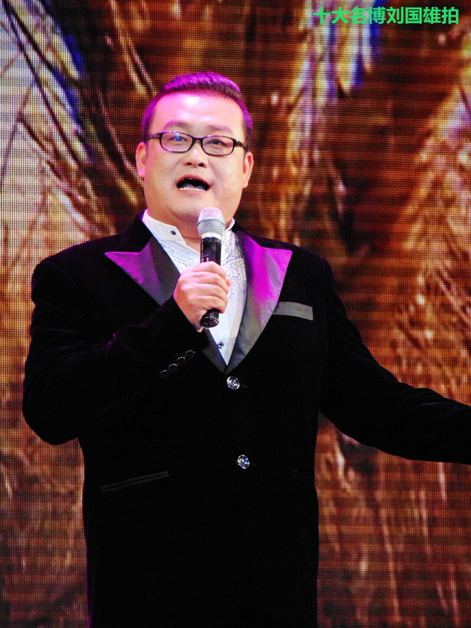 抱着个小孩,歌声还那么高亢,艺院老教授翁葵赢得满堂彩!