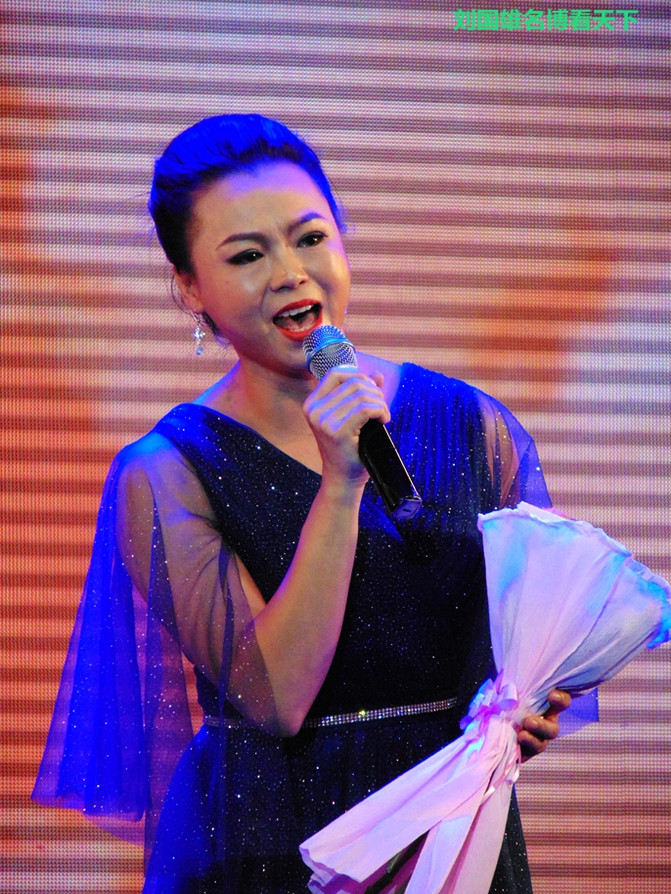 抱着个小孩,歌声还那么高亢,艺院老教授翁葵赢得满堂彩!