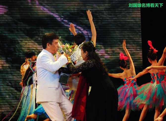 抱着个小孩,歌声还那么高亢,艺院老教授翁葵赢得满堂彩!