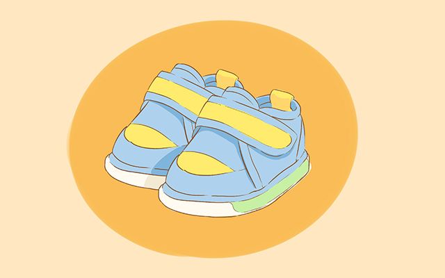 宝宝手脚冰冷身体热是怎么回事,婴儿手脚冰冷要不要捂热