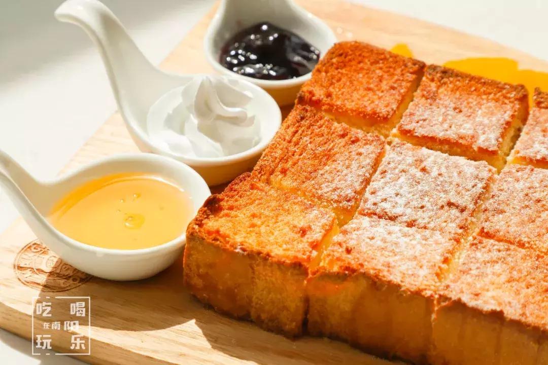 南阳shou家全透明撸猫咖啡馆！有手臂长的牛排！面包届的法拉利！