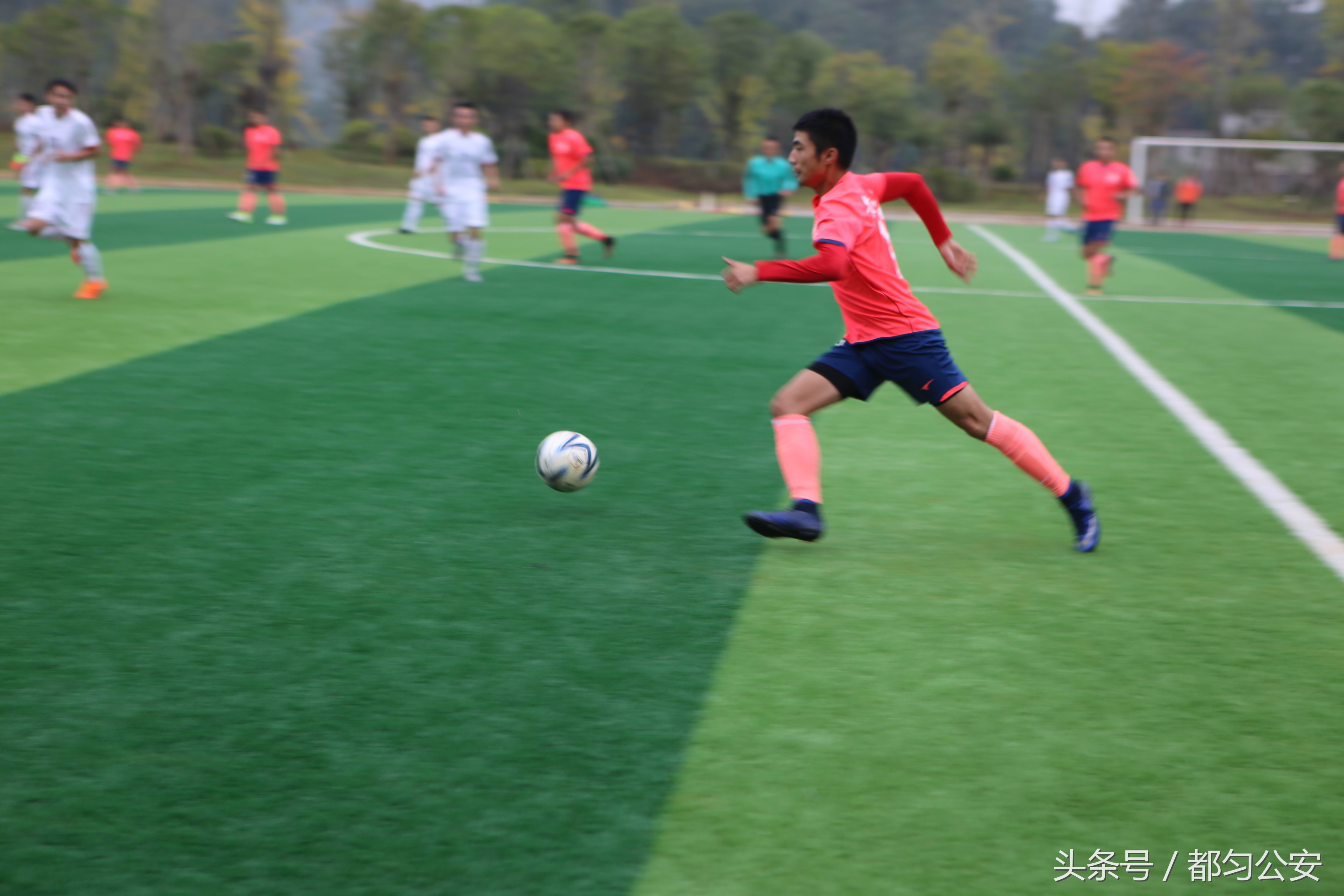 当警察遇上篮球视频,当警察遇上萌娃踢来的球