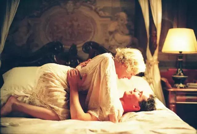 性感女神也被碾压，只因对手是她？！