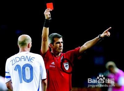 足球裁判吹哨规则和手势教学,裁判鸣哨还有附加动作给牌吗