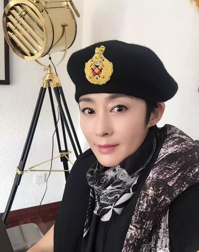 香港90年代她背景大到没人敢惹，遭赵薇横刀*爱夺**，今50岁被疑整容