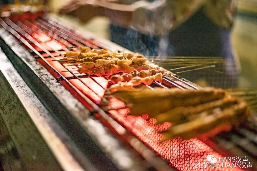 走，一起去武汉奇妙顶楼天台踢球蹦迪撸串