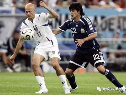 小学生足球带球过人失误,足球带球过人实用教学