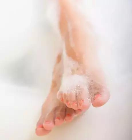 脚前脚掌裂口是什么病,脚后跟脚底开裂是什么原因引起的