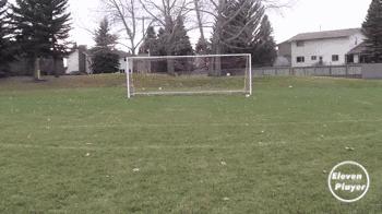 底线零角度射门教学,脚尖捅球踢得又高又远射门教学