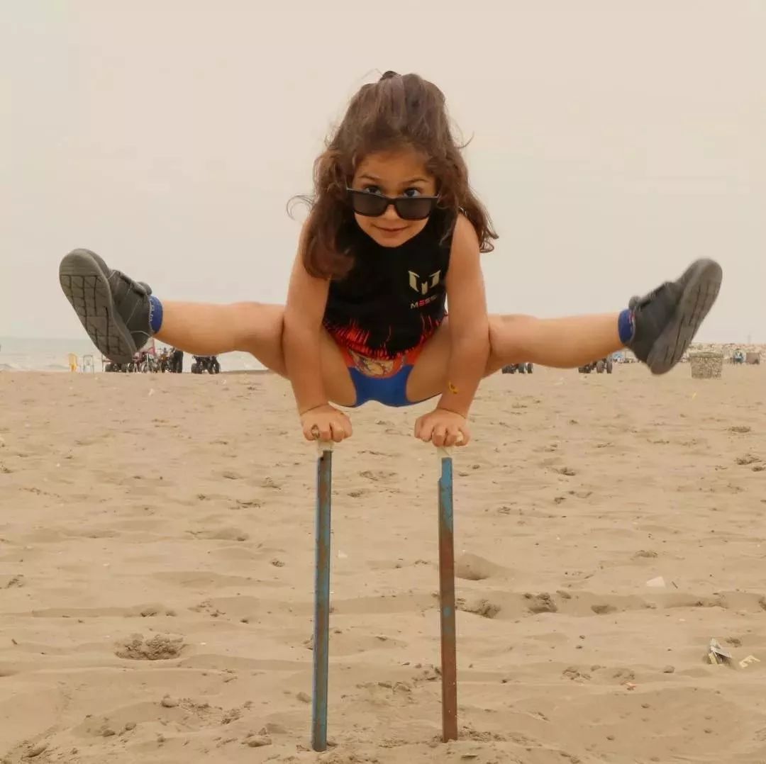 小孩倒立俯卧撑,倒立俯卧撑小学生练八块腹肌