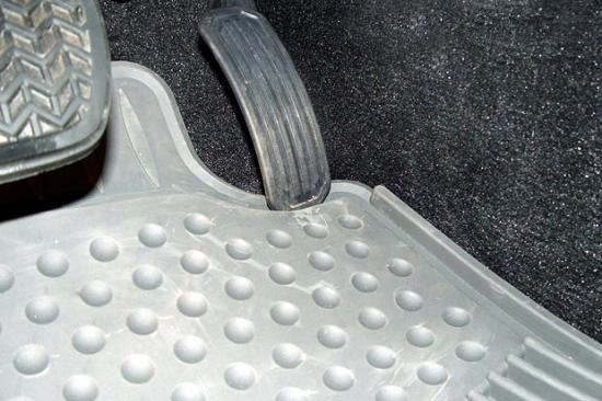 汽车脚垫卡住刹车需要注意什么,汽车脚垫怎么固定最牢