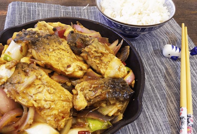 制作洋葱蒜香鱼块的方法,洋葱烧鱼块的家常做法