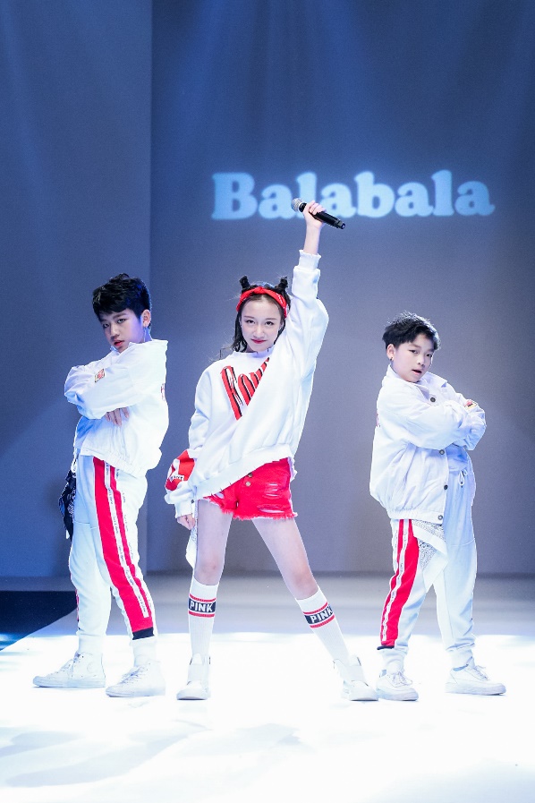 巴拉巴拉唐老鸭羽绒服深蓝,巴拉巴拉迪士尼唐老鸭联名款