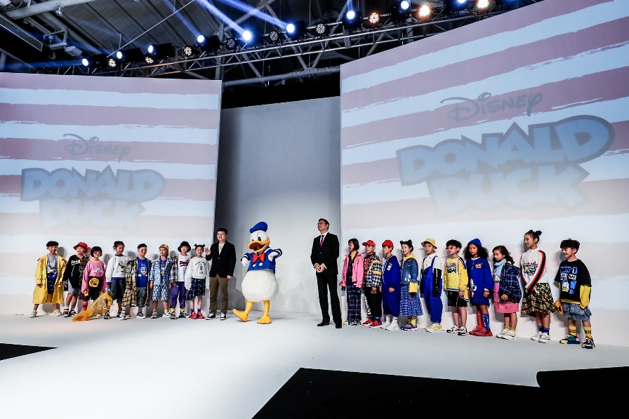 巴拉巴拉唐老鸭羽绒服深蓝,巴拉巴拉迪士尼唐老鸭联名款