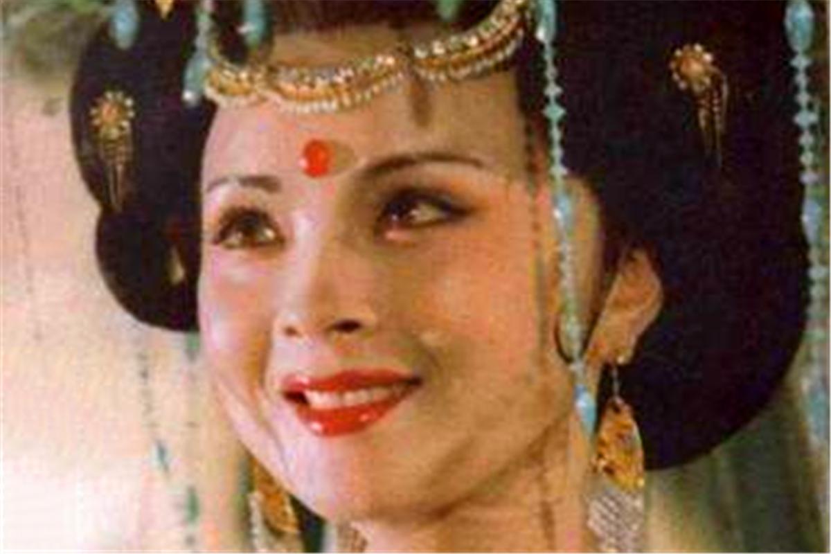 李白描写杨玉环美貌的诗句,李白写过夸奖杨玉环的诗有哪些呢