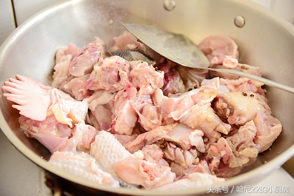土鸡炖汤什么时候放盐要不要焯水,土鸡炖汤焯水的黄油要不要去掉