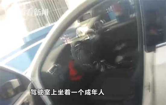 9岁男童开车上路母亲坐副驾驶拍视频直夸“不得了”