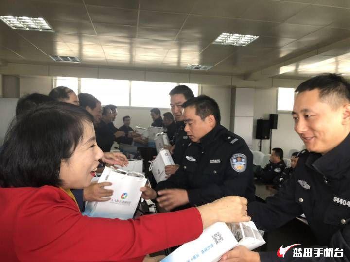 陕西人人聚石墨烯科技有限公司向蓝田交警捐赠远红外发热服