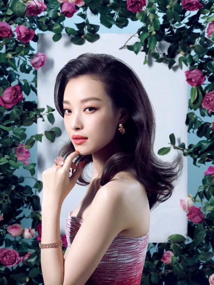 50岁女人脸大圆适合什么发型,脸大脖子短中年女士适合什么发型