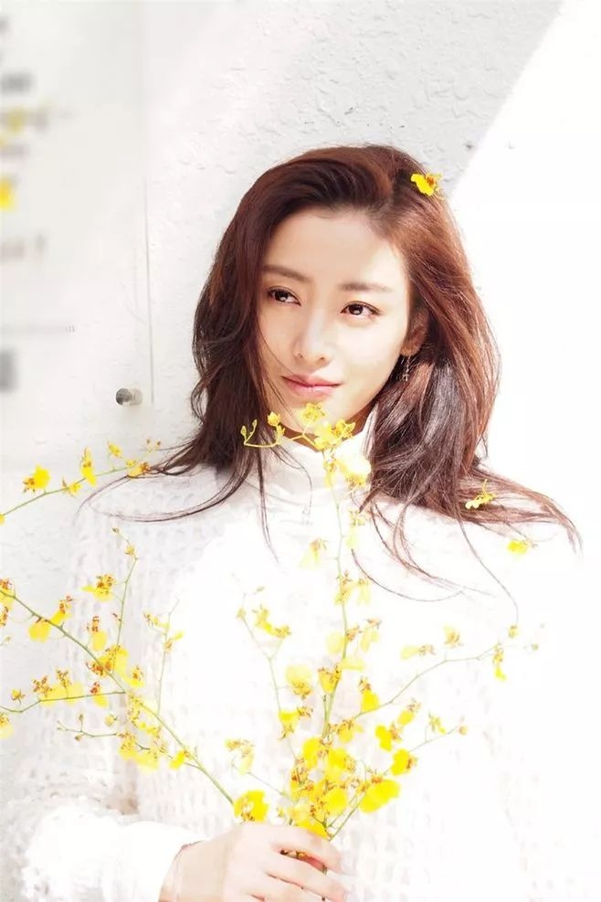 50岁女人脸大圆适合什么发型,脸大脖子短中年女士适合什么发型