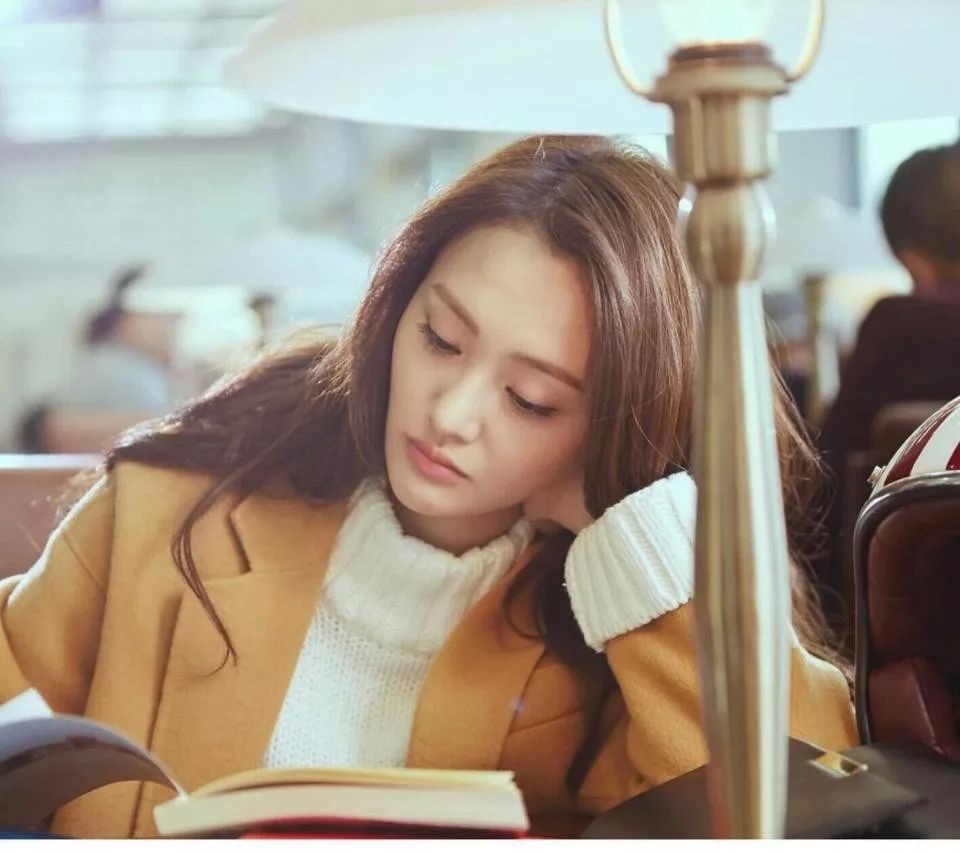 脸大颧骨高的女生适合什么发型,脸大脸圆头发少适合什么发型短发