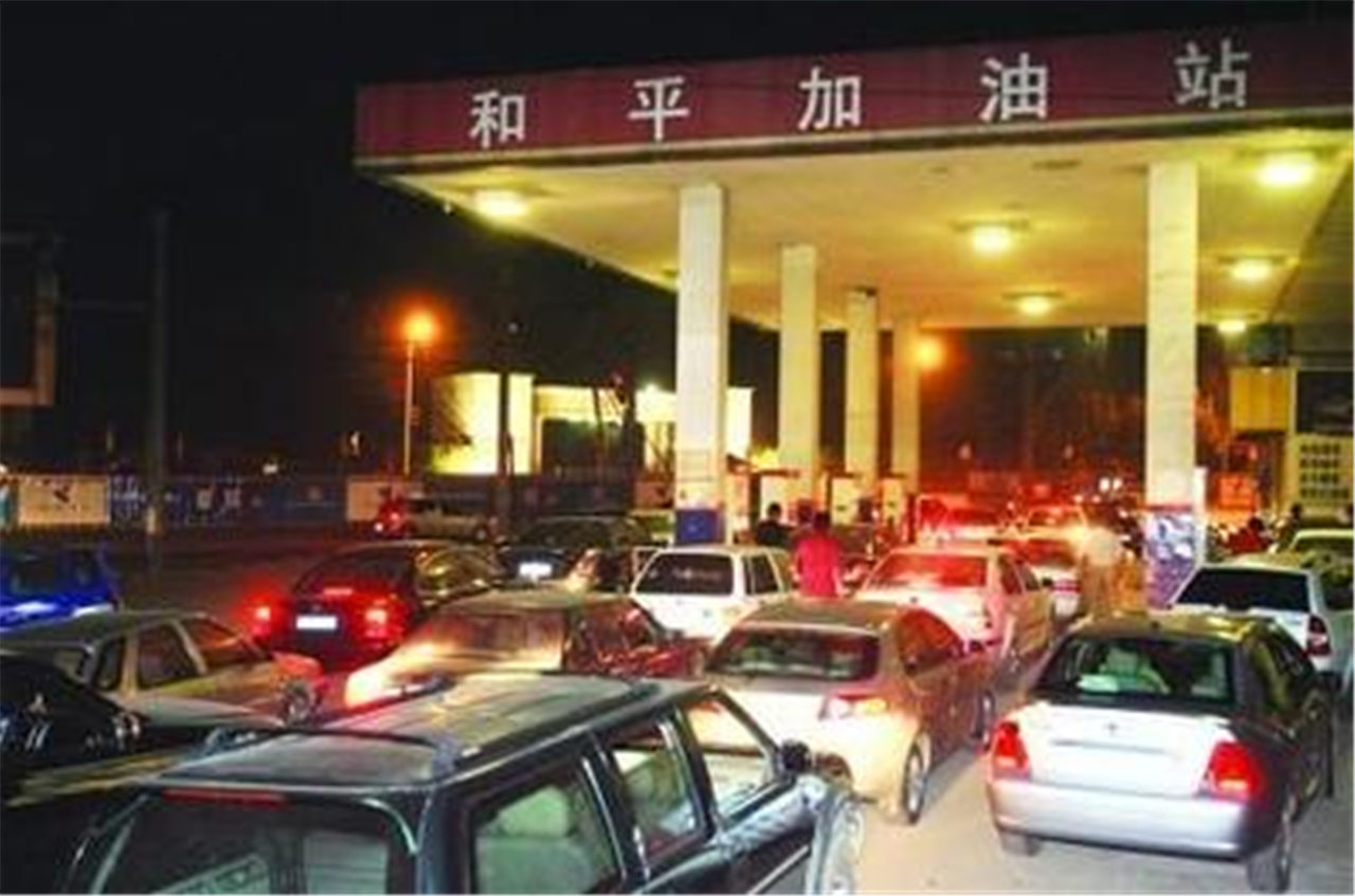 车子油表亮黄灯还能开多远,汽车油表黄灯亮起还能跑多少公里