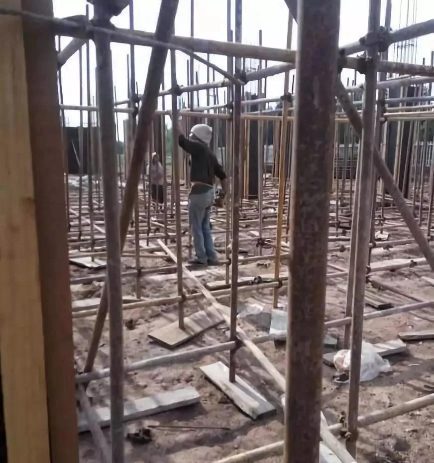 累不死的钢筋工晒不死的架子工,工地木工累还是架子工