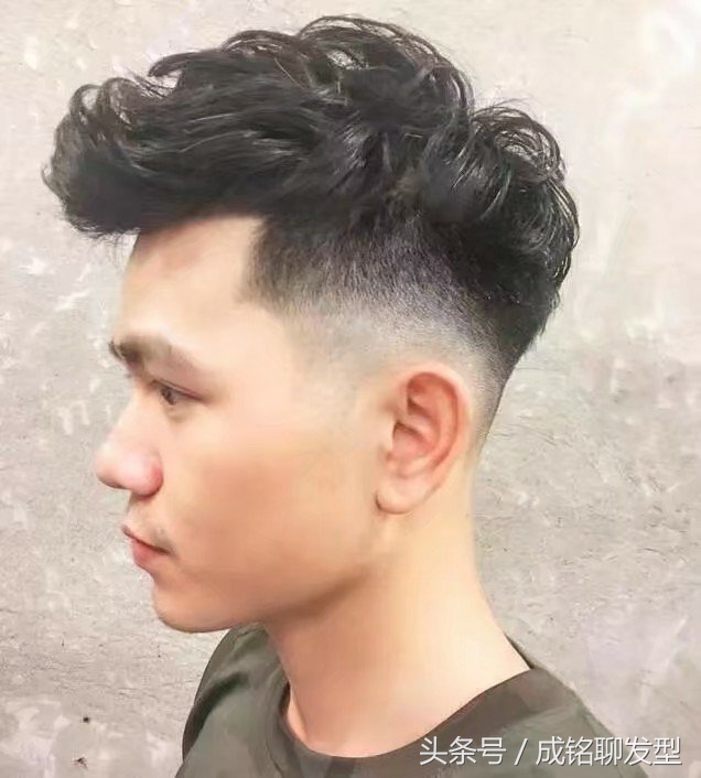 男生头发少有点秃软适合什么发型,两边白发剪什么发型好看