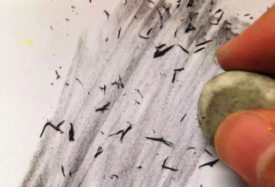 橡皮擦为什么可以擦掉铅笔写的字,为什么橡皮擦可以擦掉铅笔写的字