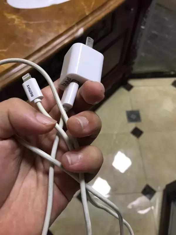 正充电的手机自动订了总统套房,还翻看聊天记录?警方已介入