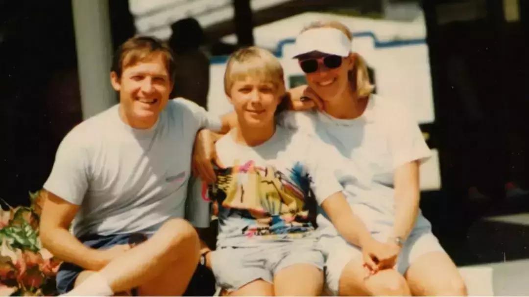 美国人智商欠费，川普带头追捧这个网红，结果全被骗