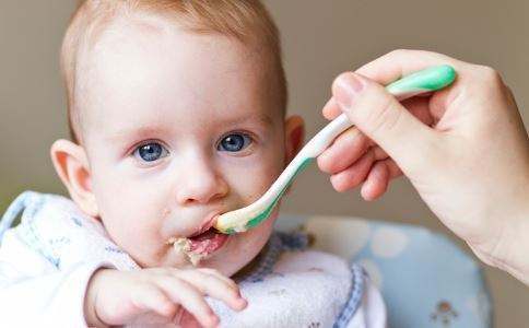 孩子尿黄味大,小孩尿黄有味