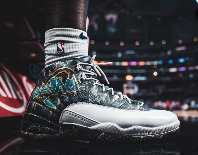 今日球场战靴鉴赏：杜兰特穿鸳鸯配色KD11