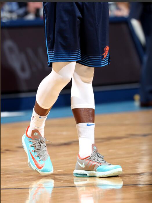 今日球场战靴鉴赏：杜兰特穿鸳鸯配色KD11