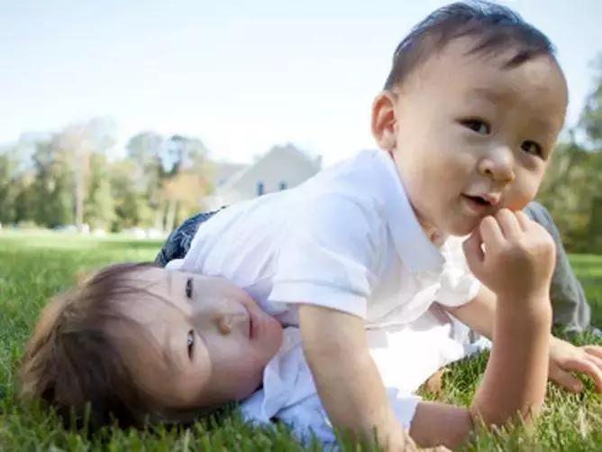 孩子打人或被打怎么办,关于孩子打人与被打的正确引导