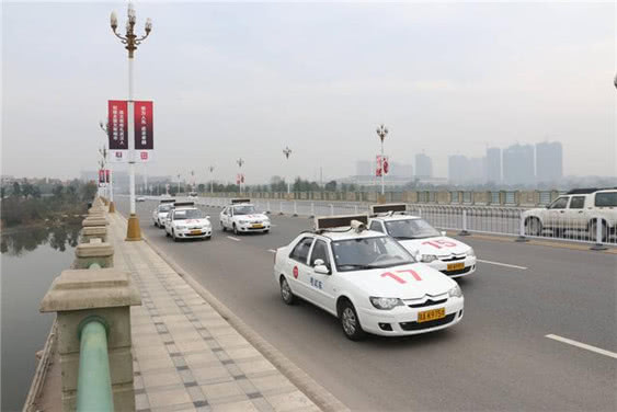 科目三考试靠边停车正确操作步骤,科三靠边停车的步骤和技巧科目三