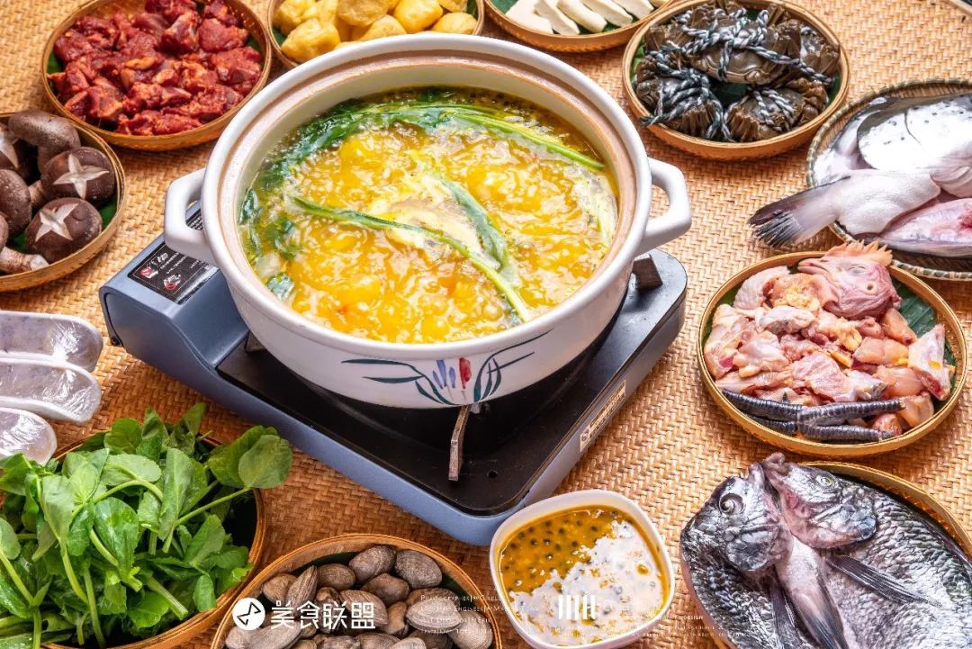 昆明闹市这家12年老店,独创傣式火锅一年只卖89天,大闸蟹涮着吃