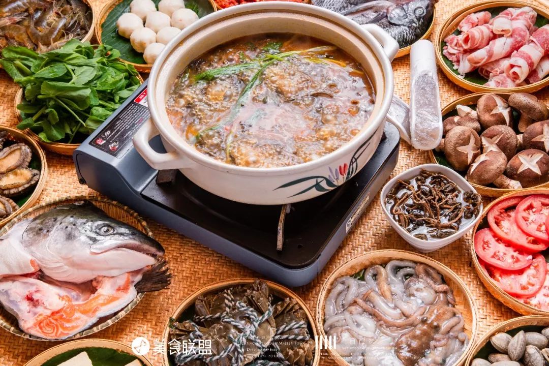 昆明闹市这家12年老店,独创傣式火锅一年只卖89天,大闸蟹涮着吃