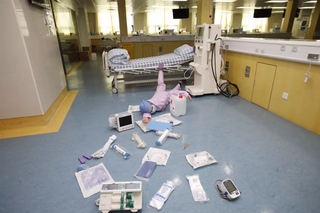 看了这么多炫富摔，这些护士才是最劲爆的~