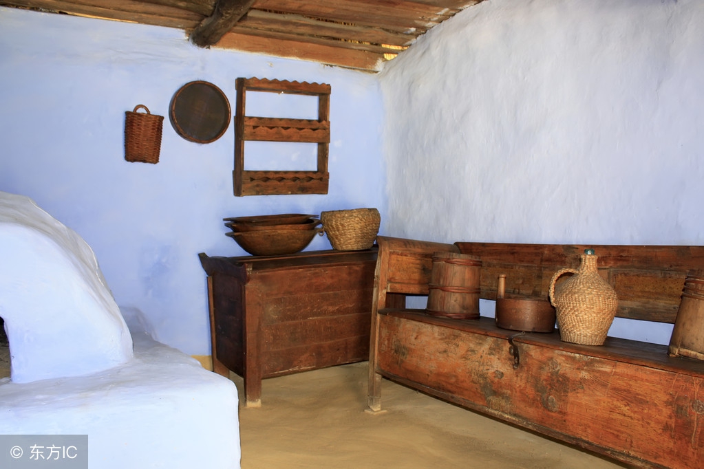 床尾的木凳为什么叫春凳,酒店的床尾有个长条凳是何用