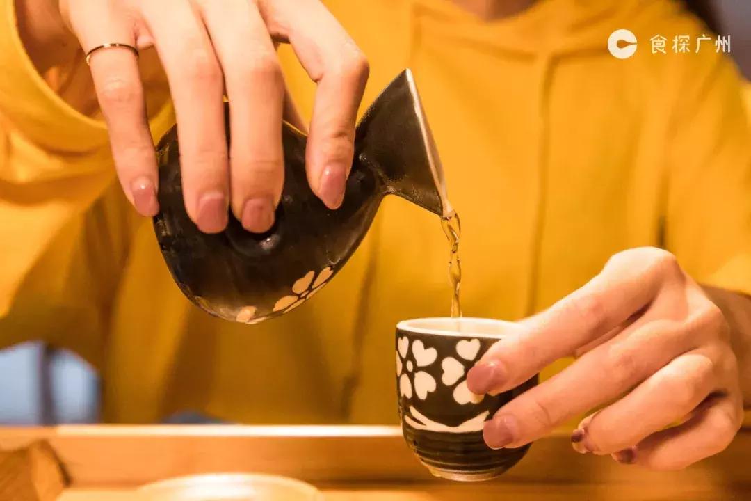 *力暴**日料店，叫我用钳子吃！