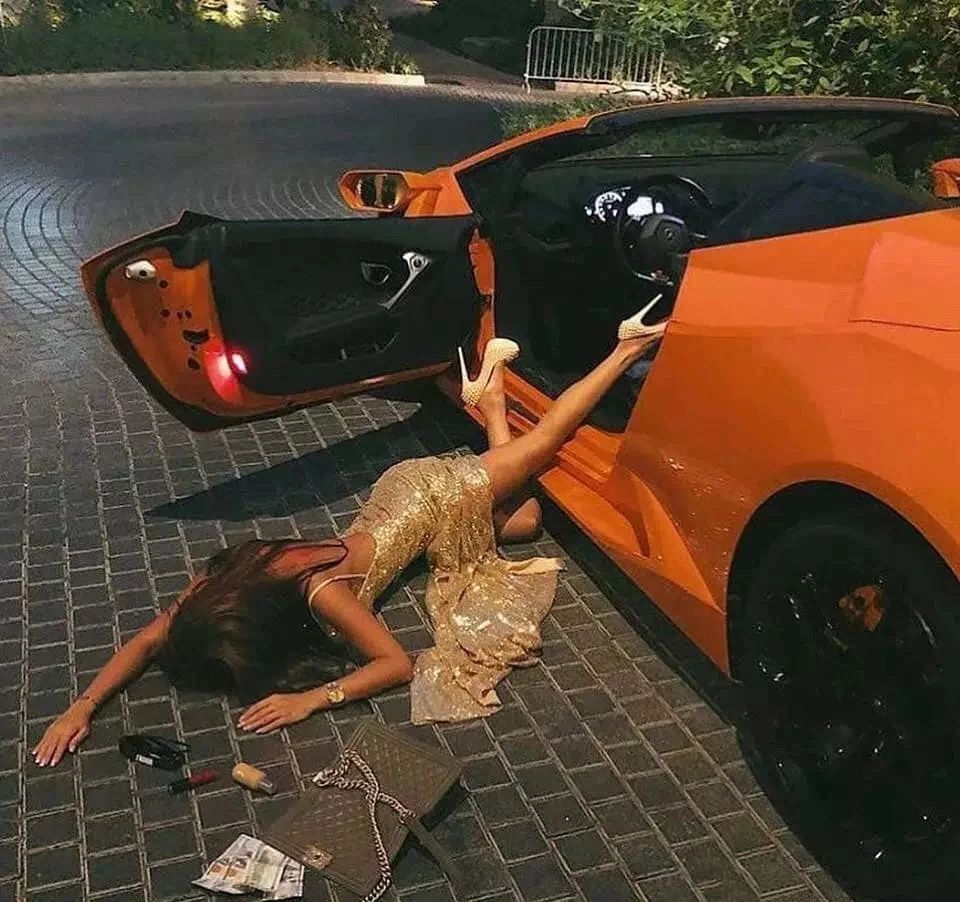 富婆炫耀自己的名牌包包,富婆炫富包包