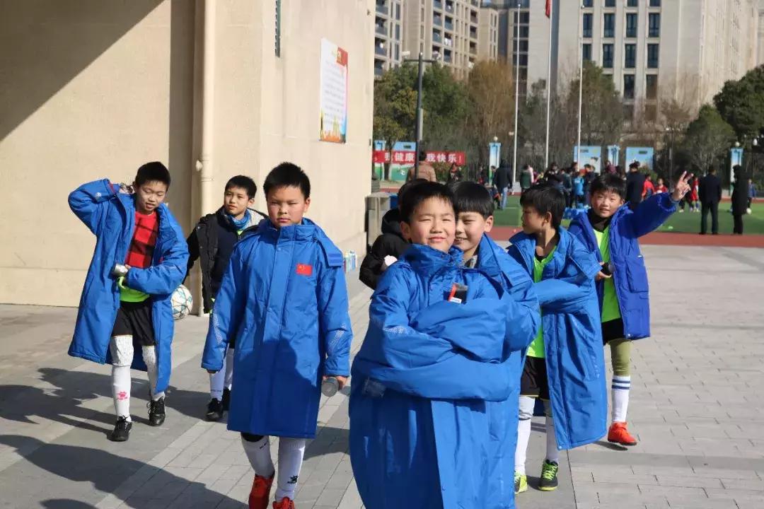 冬季踢球如何穿搭,秋冬踢球怎么穿衣服