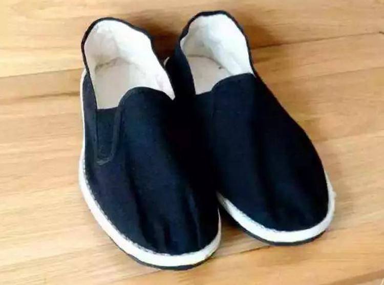 饱含母亲的爱——打袼褙、做布鞋