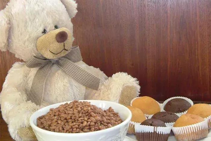 泰迪挑食不吃狗粮饿了三天吐黄水,8个月泰迪挑食不肯多吃怎么办呀