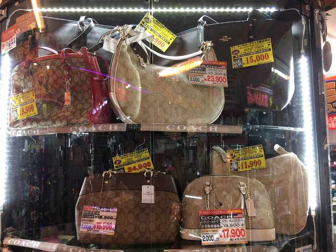 原来冲绳的二手中古店这么好逛，几百块巴宝莉，LV旅行包才4千！