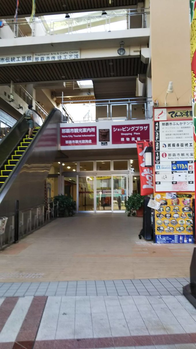 原来冲绳的二手中古店这么好逛，几百块巴宝莉，LV旅行包才4千！